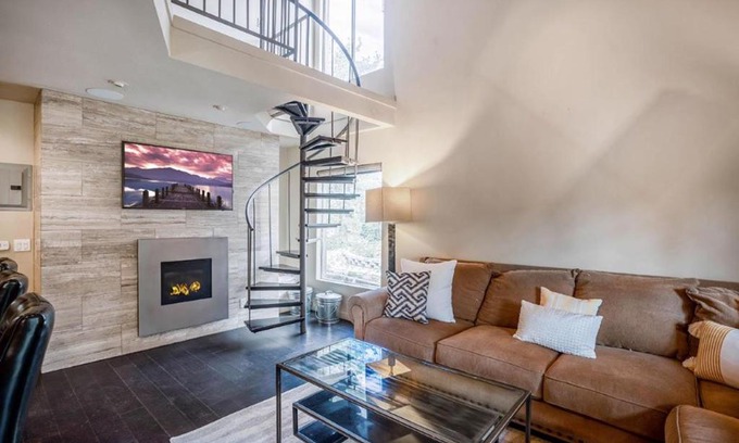 Mammoth Lakes House | #478 - Pet-Friendly, Walk to Canyon Lifts, Garage Parking, Modern Condo