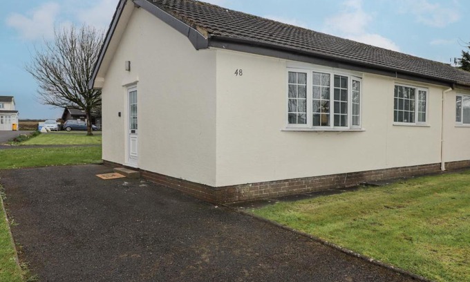 Scurlage House | 48 Gower Holiday Village