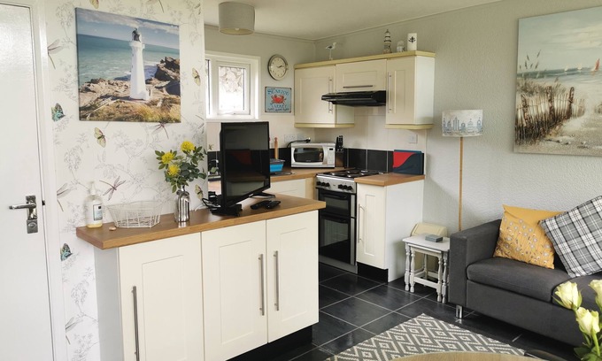 Cromer Cottage | 48 Kings Chalet Park - a holiday chalet that sleeps 4 guests in 2 bedrooms