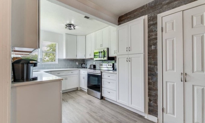 Weatherford House | 4B House with Premium Amenities