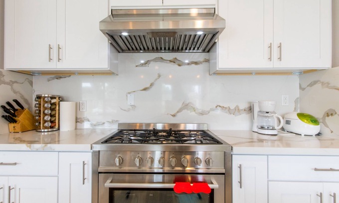 Westside Costa Mesa House | 4bd 3ba modern house Disneyland & Beach