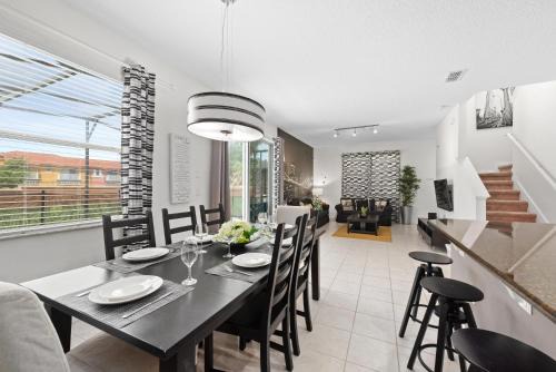 Bellavida House | 4BD Charming home with Pool and BBQ near Disney