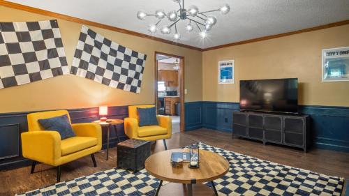 Charlotte House | 4bd Contemporary Home with BBQ, Game Room