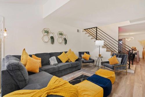 Palm Springs House | 4Bd l Pool & Tennis Access l 5 mi downtown PS