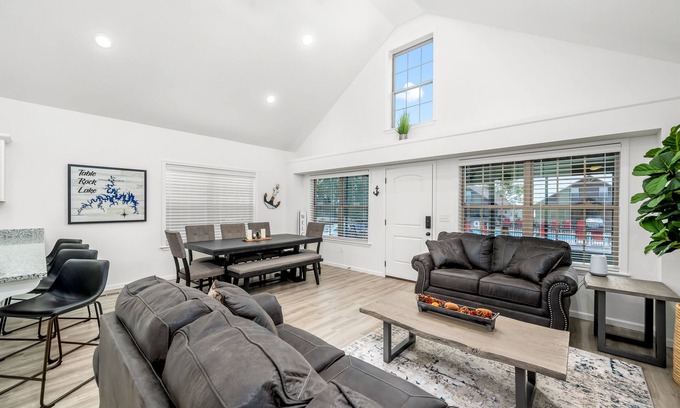 Lampe House | 4BD LODGE at Table Rock Lake - Near Marina ~ Pool ~ FREE TICKETS INCLUDED! (THE BBH)
