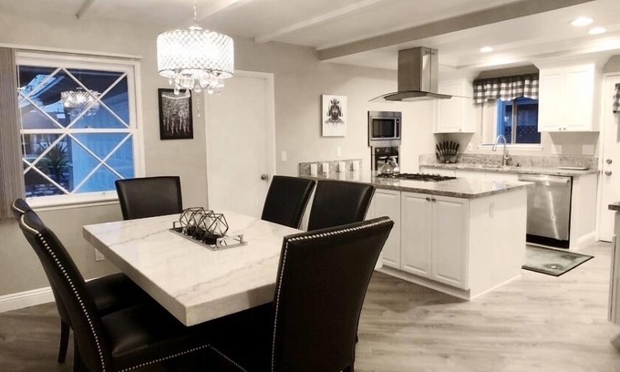 Orange House | 4BD REMODELED HOUSE, FIREPIT, GAMEROOM, CLEAN!