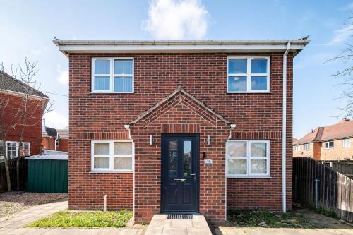 Doncaster House | 4BDR house,8 guests, Contractor Stays , Holiday home, Free Parking, Reliable WiFi, Worksite and Amenities Nearby!