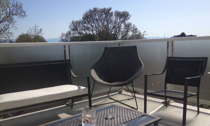Esquimalt House | 4Bdr Suite Amazing decks, Mtn views and great location
