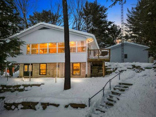 Muskoka Lakes House | 4Bdrm Muskoka Retreat, Fire Table, Games, Netflix