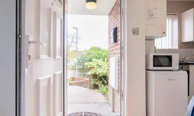 Chatham House | 4bed Castle in Medway Free Sports Channel Parking