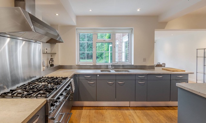 Mortlake House | 4Bed in Prestigious Road in SW15