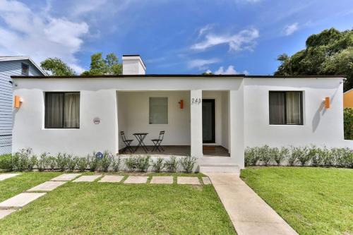 Buena Vista House | 4Bedrooms 2Bathrooms Art District Contemporary Japanese Themed Home