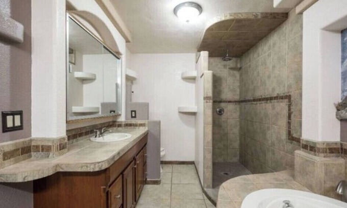Las Cruces House | 4BR/2.5BA w/Fully operational Hot tub - Near NMSU