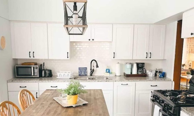 Merriam Park House | 4BR/2BA Home in Charming St. Paul - Sleeps 10!