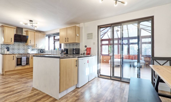 Rivenhall House | 4BR 2BATH House with FREE Parking in Rivenhall