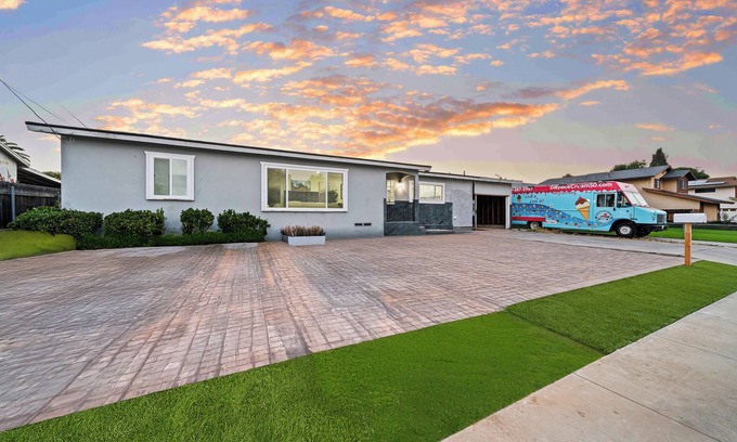 El Cajon House | 4BR/2Bth Hot Tub, King Bed, 80" TV, Gated Yard, Ranch