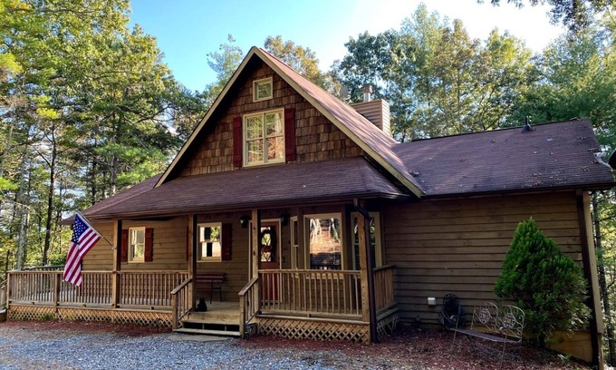 Blue Ridge Cabin | 4BR & 3.5BA Cabin near Toccoa River with Hot Tub and Game Room!