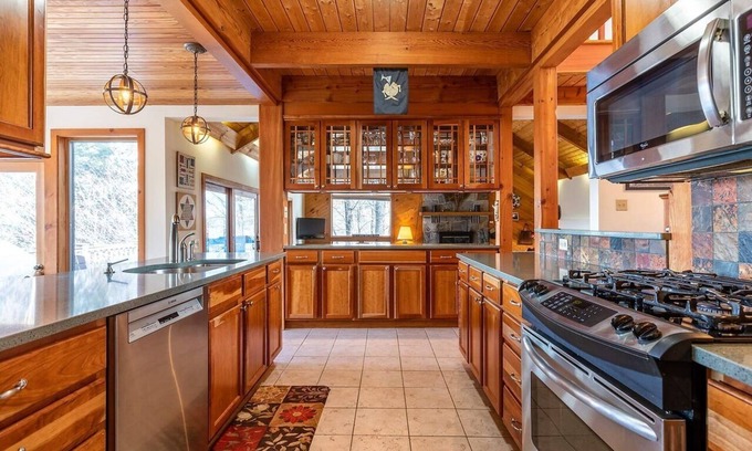 Stratton Mountain Ski Chalet | 4BR/3BA Smart Home w/Hot Tub, Mountain View Ski Chalet 3 minutes to Stratton
