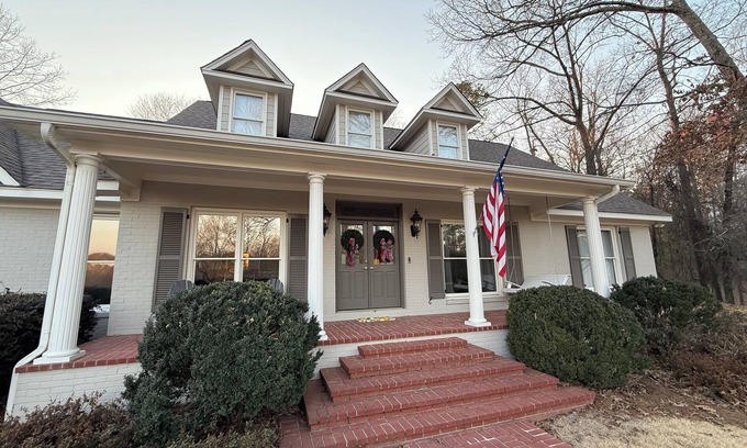 Oxford House | 4BR/4Bath right off the Square w/2 King Beds!