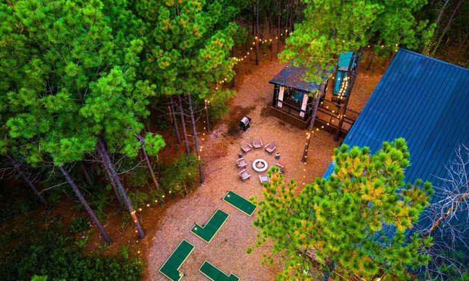Golden Cabin | 4BR Amenity Packed! Pool Table, Playset, Putt Putt
