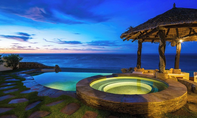 Buzzards Villa | 4BR Beachfront Family Villa & Beach Club!