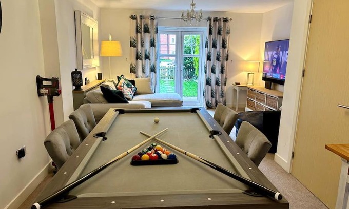 Crewe Apartment | 4BR Cheshire East/Townhouse/Central - Close to Bentley