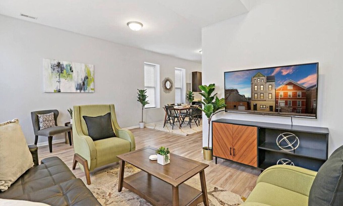 Pulaski Park Apartment | 4BR Classy & Radiant Apt in Wicker Park