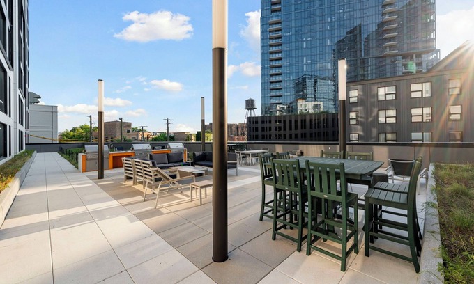 River North Hotel | 4BR Corporate Suite Central and Modern