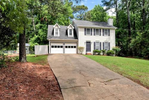 Lawrenceville House | 4BR Cozy Family Retreat Near Mall of GA, Near Lake Lanier - Sleeps 10