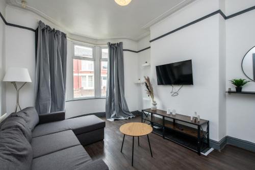 Liverpool House | 4BR Home in Great Location close to Transport