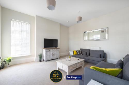 Colchester House | 4BR House by Townhouse Stays, Short Lets & Serviced Accommodation in Colchester with Free Parking, Garden & WiFi