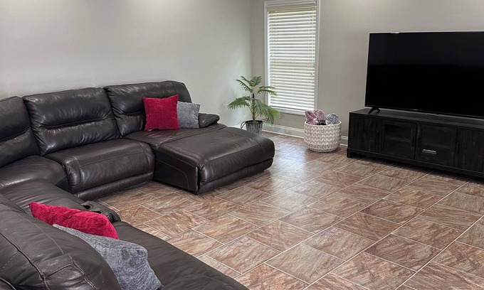 Taylorville House | 4br house in brilliant Tuscaloosa just 5 miles from the Stadium! Enjoy your stay