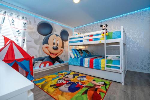 Bellavida House | 4BR Lakefront - Themed Rooms - Pool & BBQ!