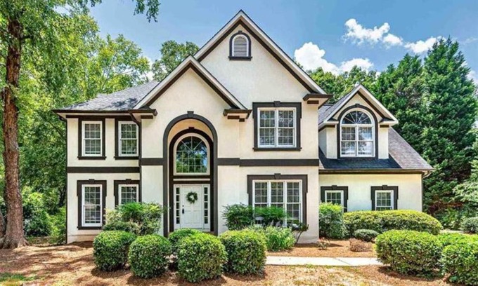 Jonesboro House | 4BR Luxury Estate On The Green w/ Deck & Parking