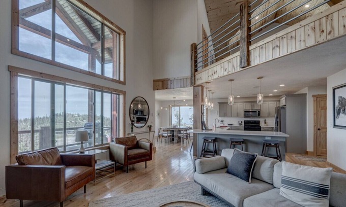 Lead Ski Chalet | 4BR Missing Link Chalet at Terry Peak w/ Hot Tub!