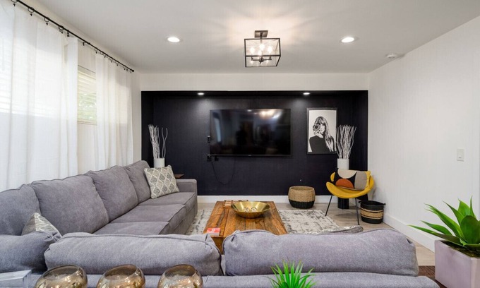 New Papago Parkway House | 4BR Mod House | Pool + Spa + Grill | Near Old Town