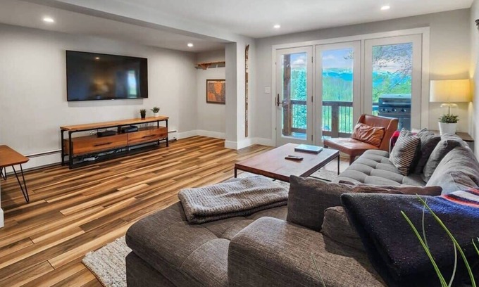 Dunkin Hill House | 4BR Mt Baldy Townhome On Bus Route