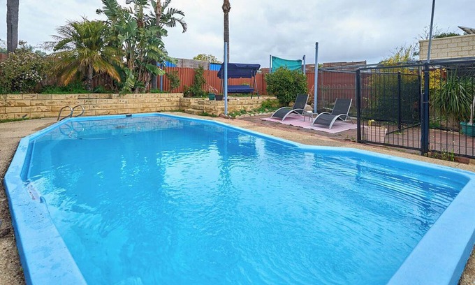 Girrawheen House | 4BR Pool House Close to Shops