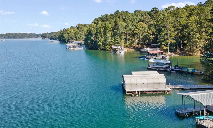 Buford House | 4br, private dock, pet friendly close to shopping and restaurants