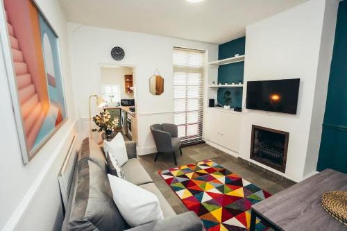 Derby House | 4BR Town House, Self Check In, Parking, By DerBnB