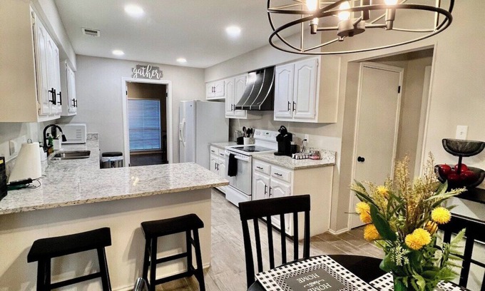 Universal City House | 4BR Universal City Furnished Relocation Stay Near Randolph AFB Wi-Fi W/D