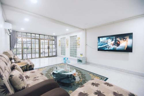 Hat Yai House | 4BR Villa, 6min to Lee Garden, 22 PAX - Paradise Found
