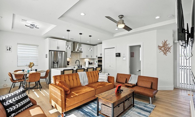 Oak Cliff House | 4story Townhome w/Rooftop View at Bishop Arts 10 min from Downtown Dallas