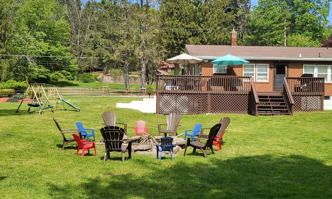 Greentown House | 4th night free. Pocono mountain. 2 mins to Lake Wallenpaupack. 30 mins to Ski.