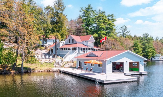 Muskoka Lakes House | 5+1 bedroom cottage and guesthouse on Lake Rosseau