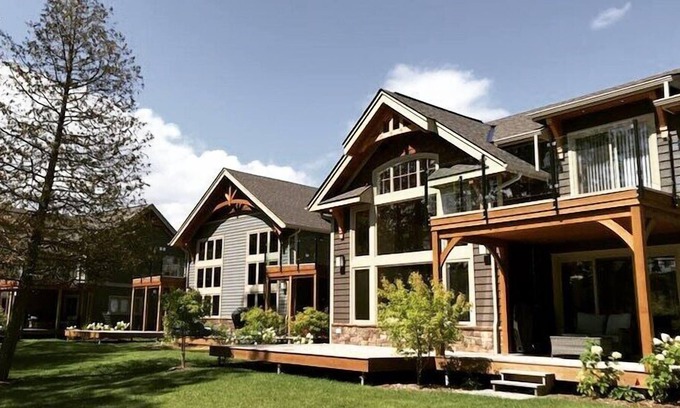 Muskoka Lakes House | 5 - 4 Bedroom Single Unit