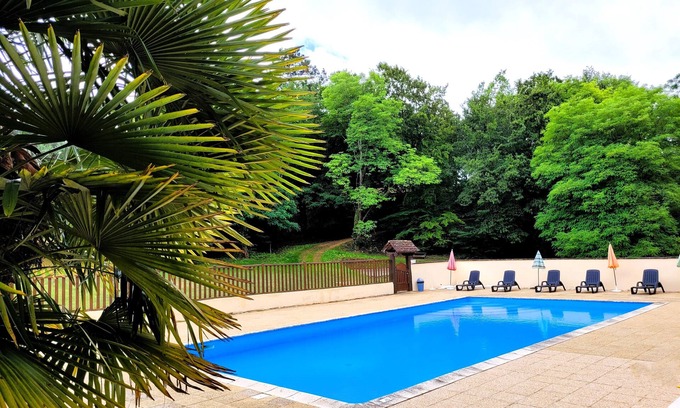 Sarlat-la-Caneda Cottage | 5/7 person gîte in Sarlat. Heated swimming pool. Wifi. Nature.
