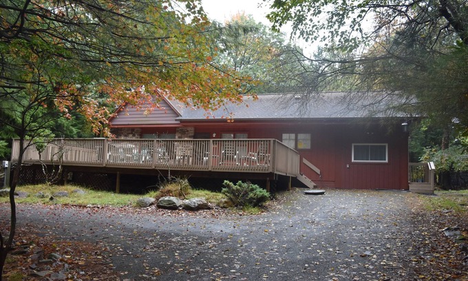 Lake Harmony Estates Cabin | 5 Bdr Cabin Game room Pool Table Large Deck Grill Fireplace Fire Pit