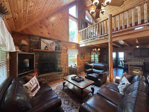 Dandridge House | 5 BDR for 20 with Hot Tub Pool Table & Lake View