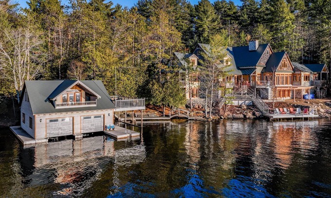 Bracebridge Cottage | 5 bdrm + 2 BH & bunkie, 5 bath cottage! Lake Muskoka, Sunsets! Privacy! Sauna!